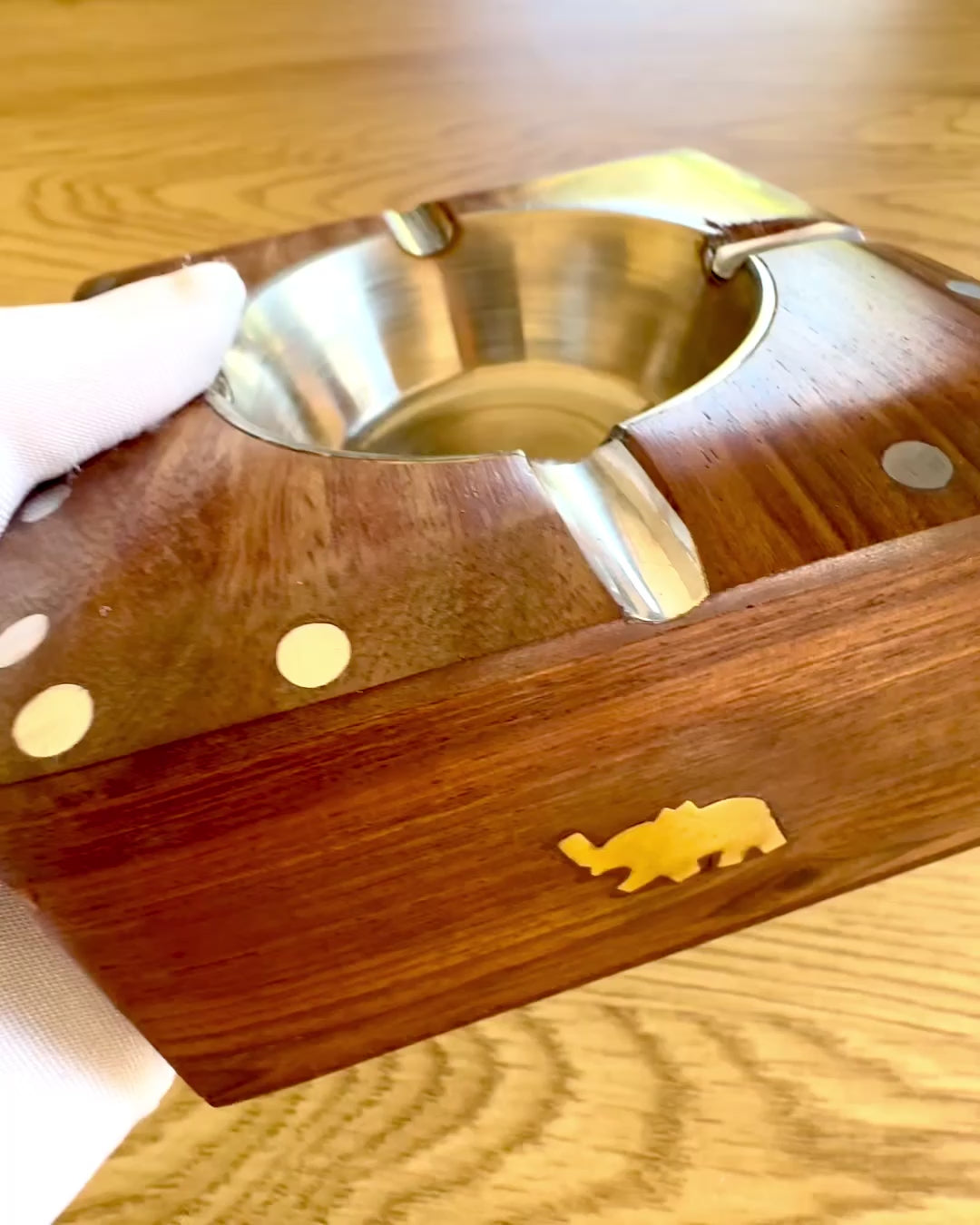 Rhino – Handgemaakte asbak van Shisham-hout en messing, 11 cm breed, mogelijkheid tot personalisatie met gravure