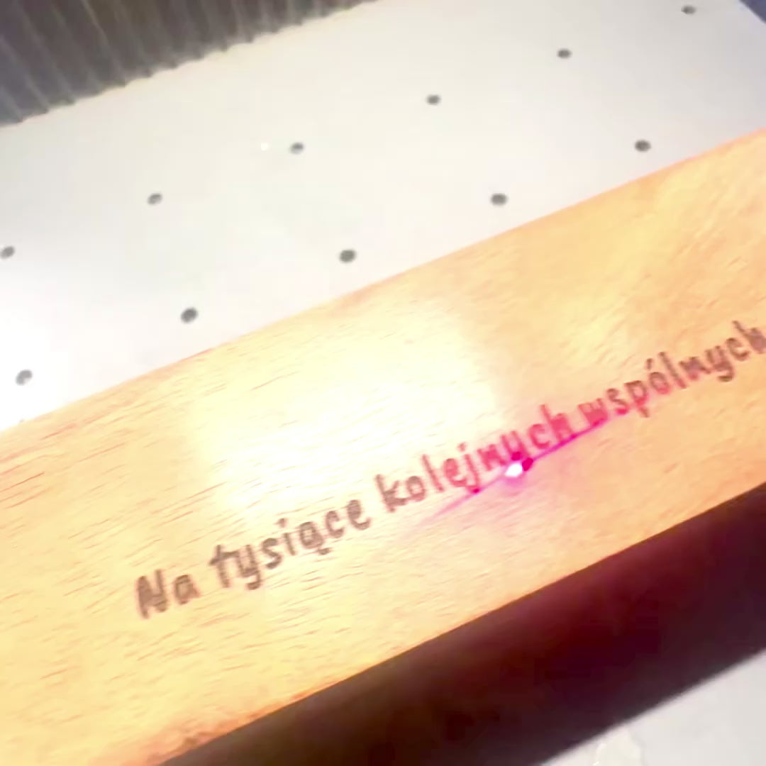 Elegante houten dobbelstenen met messing ogen in een gepersonaliseerd doosje