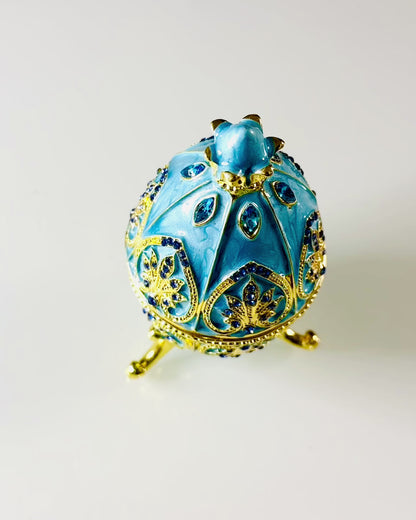 Niebiańskie Jajko Faberge – Geëmailleerde Sieradenorganizer - kleur hemelsblauw. Personalisatie met gravure