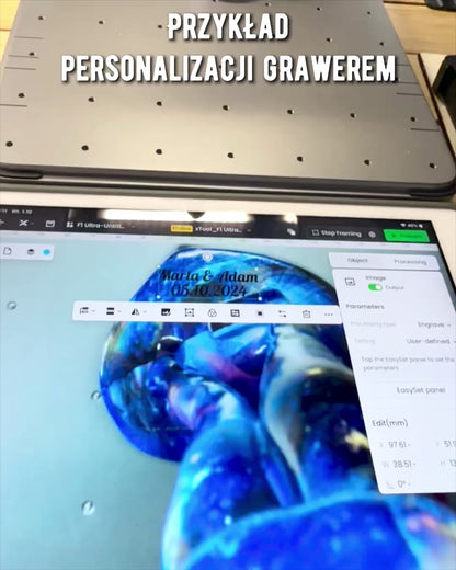 Kosmiczny Uścisk - Harsfiguur met Graveeroptie