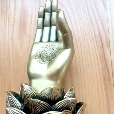Gouden beeldje Hand van Boeddha Mudra OM met gravure - elegante decoratie als cadeau - lotusbloem, 21cm, polyresin, glamourstijl
