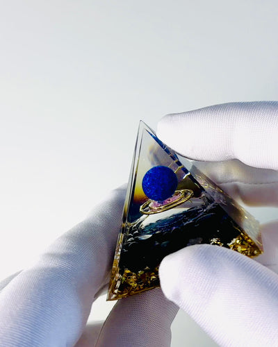 Orgoniet Energiepiramide met Kristallen voor Meditatie – Straalt Positieve Energie en Rijkdom uit