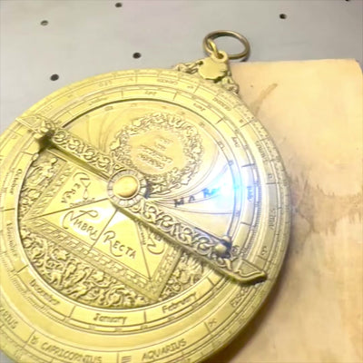 Europees astrolabium H32 – premium renaissance-replica met mogelijkheid tot personalisatie met gravure – ideaal cadeau met elegante houten voet – hoogte 12 cm, met de hand vervaardigd met oog voor detail