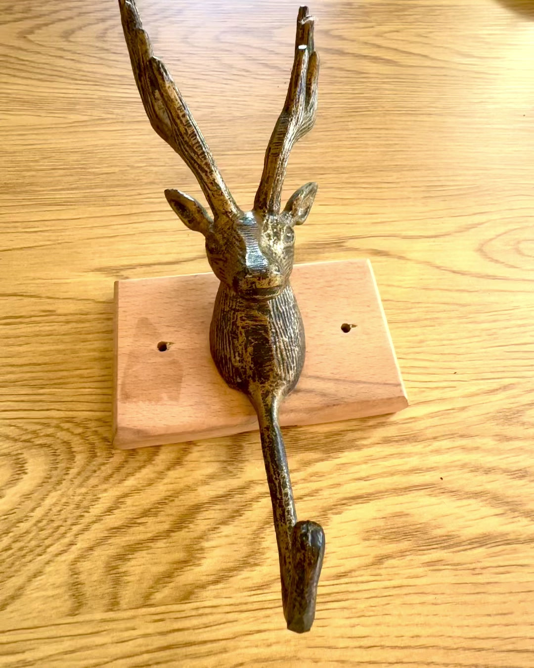 Kapstok van messing Hert Bewaker, handgemaakt, mogelijkheid tot personalisatie met gravure op hout