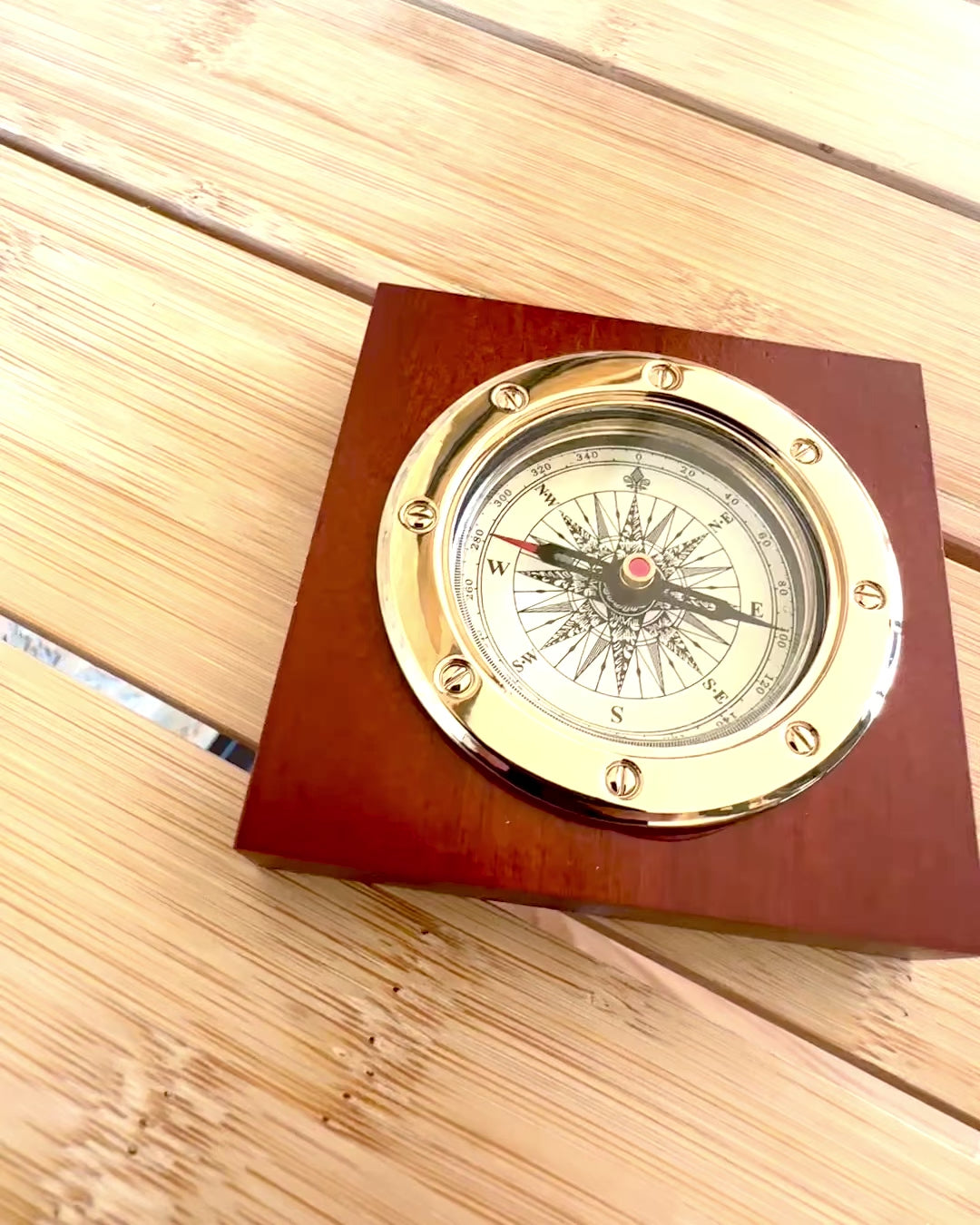 Kompas „Navigator2” - Klassieke elegantie in messing en hout, personalisatie met gravure als cadeau