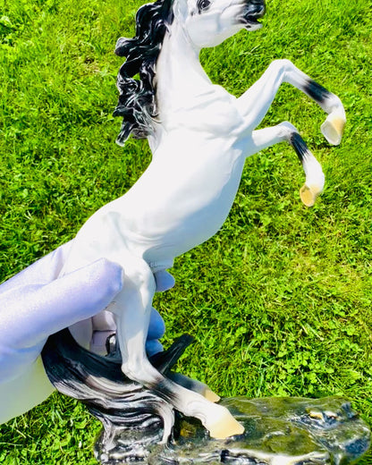 "Elegancki Skoczek" - Witte Paardenfiguur met Graveermogelijkheid