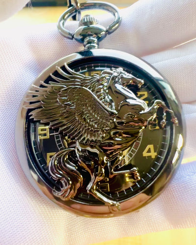 Zakhorloge "Equus Tempus" - Zwart met Paardenmotief, mogelijkheid tot personalisatie met gravure - zwarte wijzerplaat