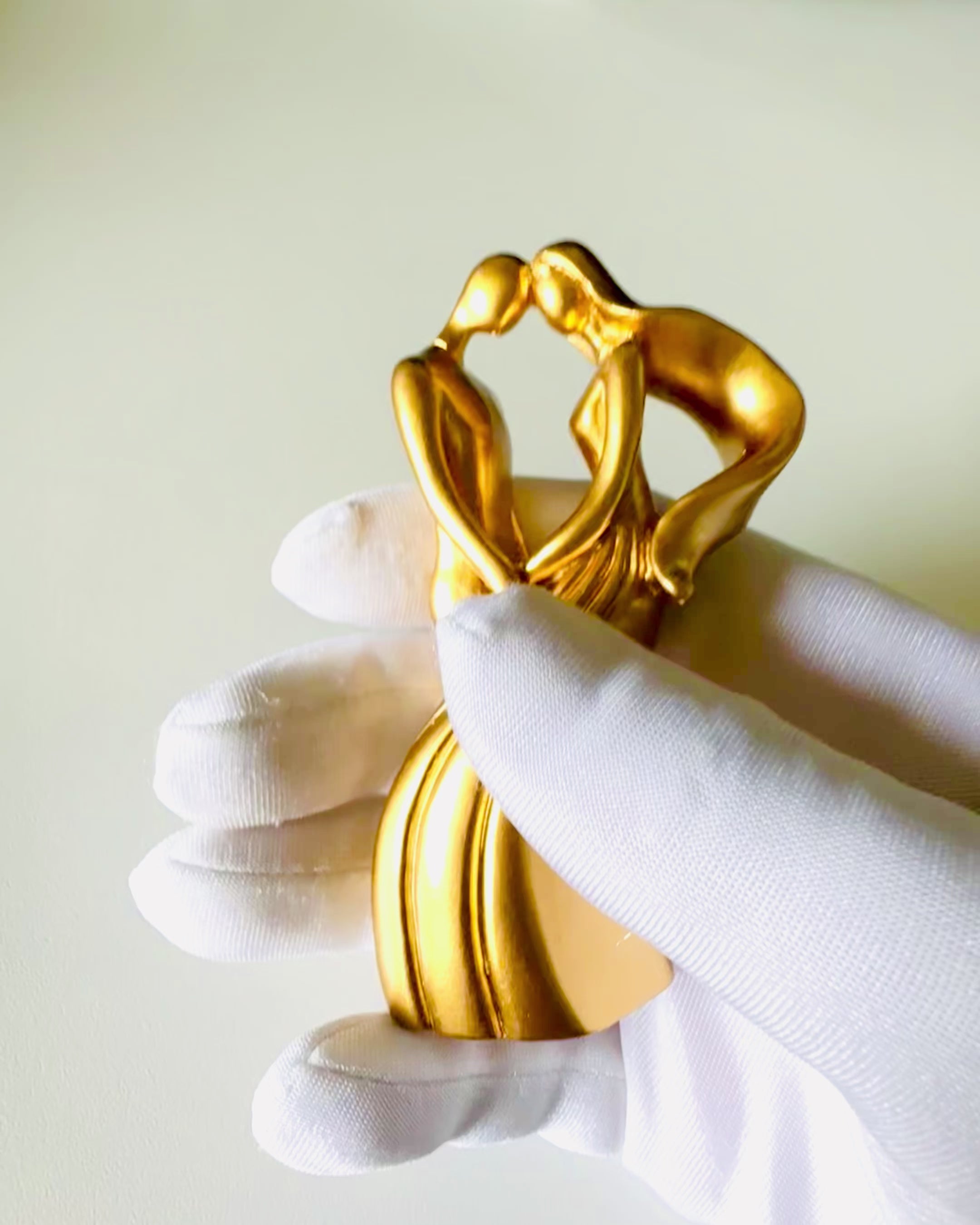 Rzeźba Miłości - "Wieczna Pasja" - Kleine Decoratieve Beeldje in Gouden Kleur met Graveeroptie