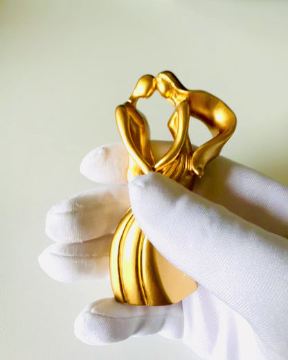 Rzeźba Miłości - "Wieczna Pasja" - Kleine Decoratieve Beeldje in Gouden Kleur met Graveeroptie