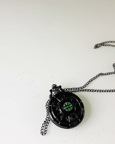 Zakhorloge met Kompas – Elegante Vintage Hanger met Opengewerkt Skelet en Zwarte Wijzerplaat, personalisatie met gravure