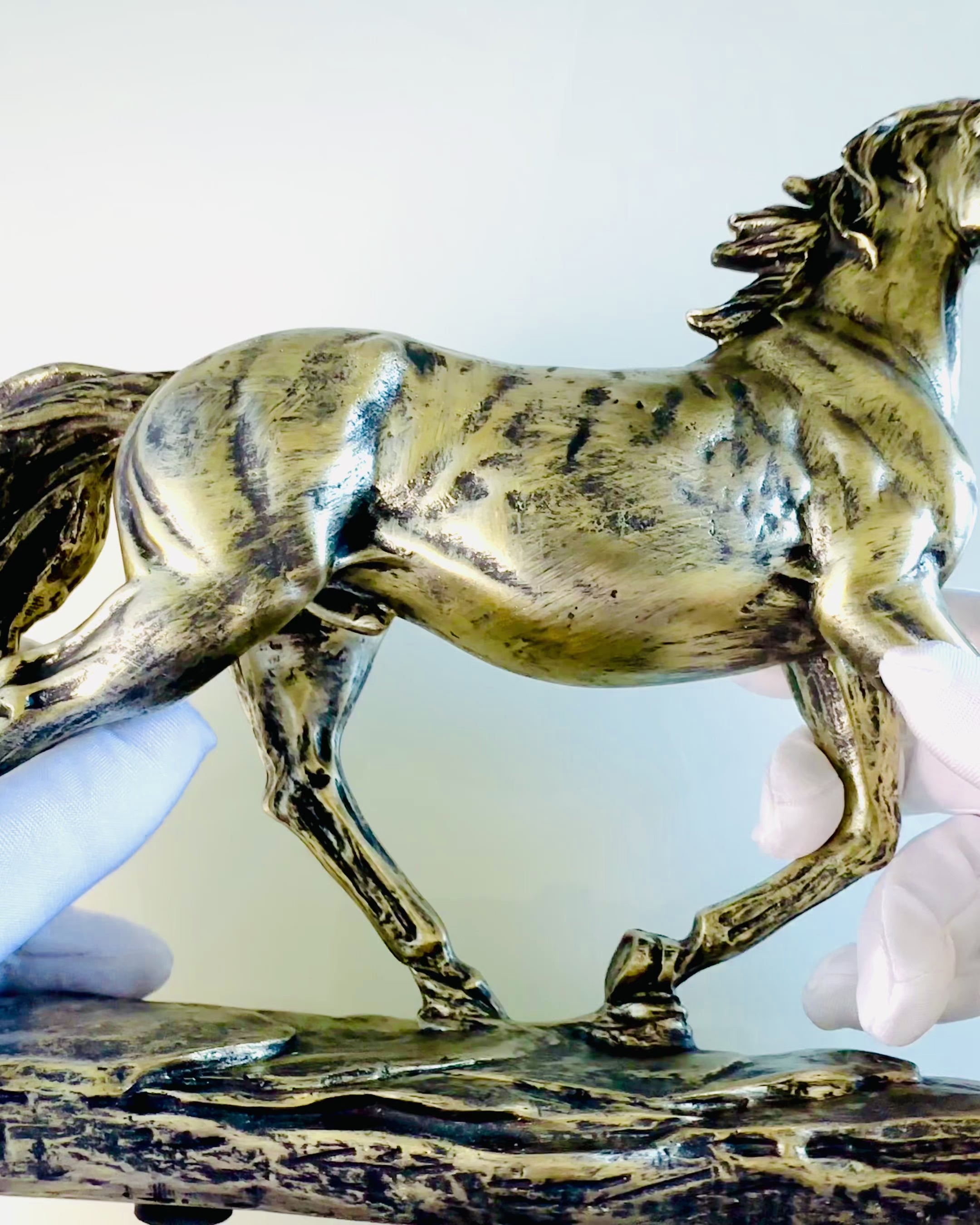 Beeldje van een Galopperend Paard van Hars met Graveeroptie