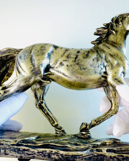 Beeldje van een Galopperend Paard van Hars met Graveeroptie