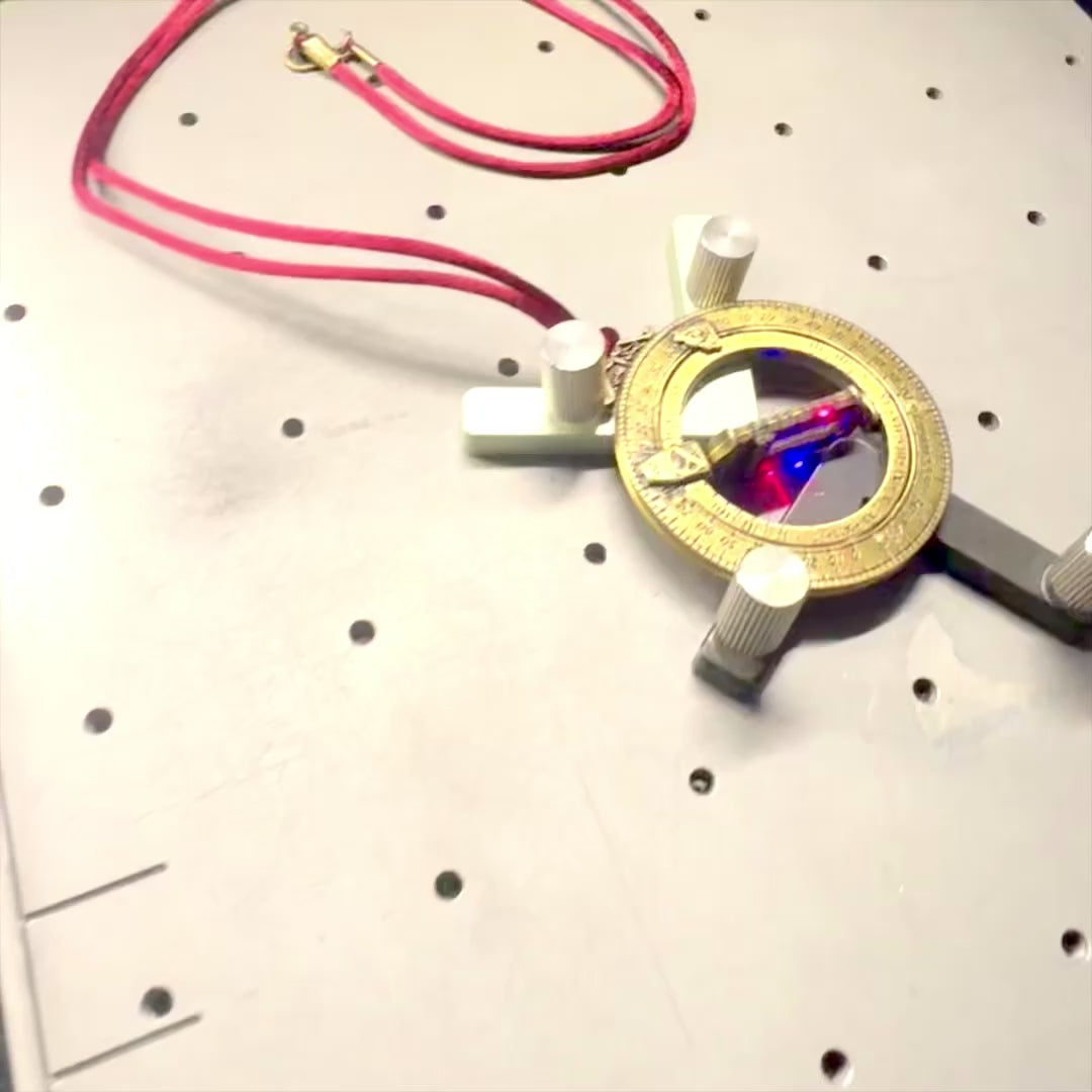 Miniatuur-zonnewijzer H90 met astronomische ringen, gepersonaliseerde gravure, ideaal cadeau, bordeauxrood ophangkoord, gemaakt van zamak en messing, diameter 45mm