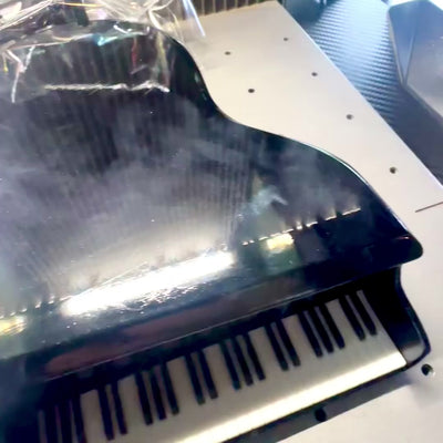 Mini-piano met mogelijkheid tot personalisatie met gravure, zwart, met de hand gemaakt van balsahout, schaal 1:10, ideaal als cadeau voor pianisten en muziekliefhebbers, hoogte 8 cm