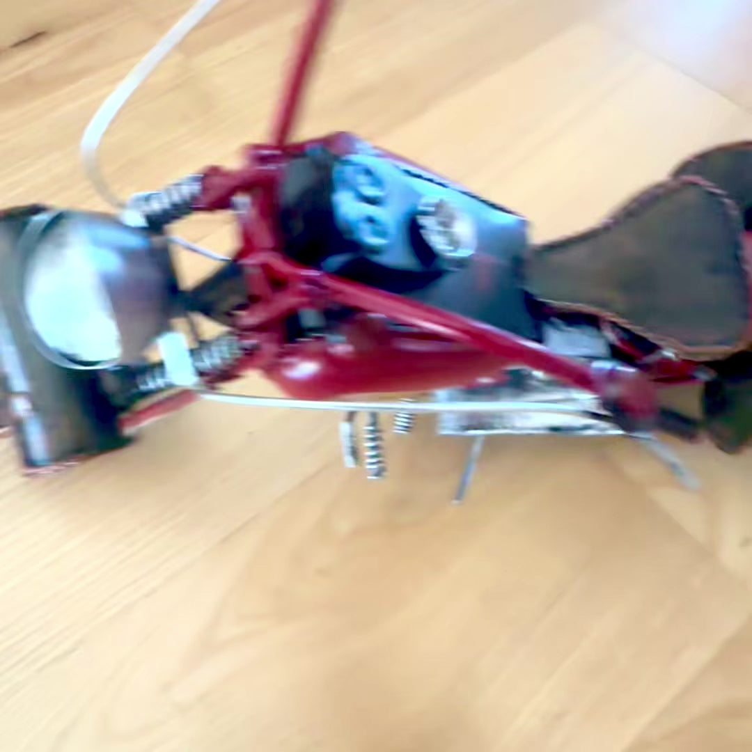 Groot metalen model van een klassieke choppermotor in rood met mogelijkheid tot personalisatie door gravure