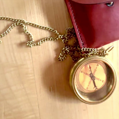 Messing kompas aan ketting in leren etui met mogelijkheid tot personalisatie met gravure