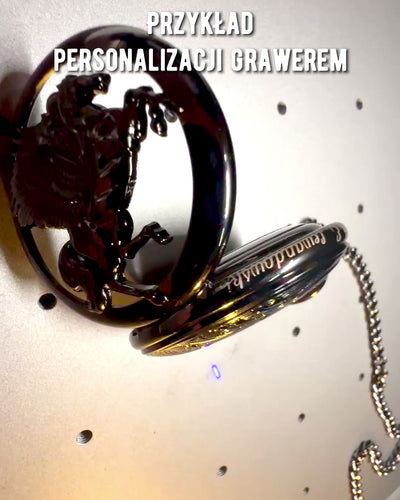 Zakhorloge "Equus Tempus" - Zwart met Paardenmotief, mogelijkheid tot personalisatie met gravure - zwarte wijzerplaat