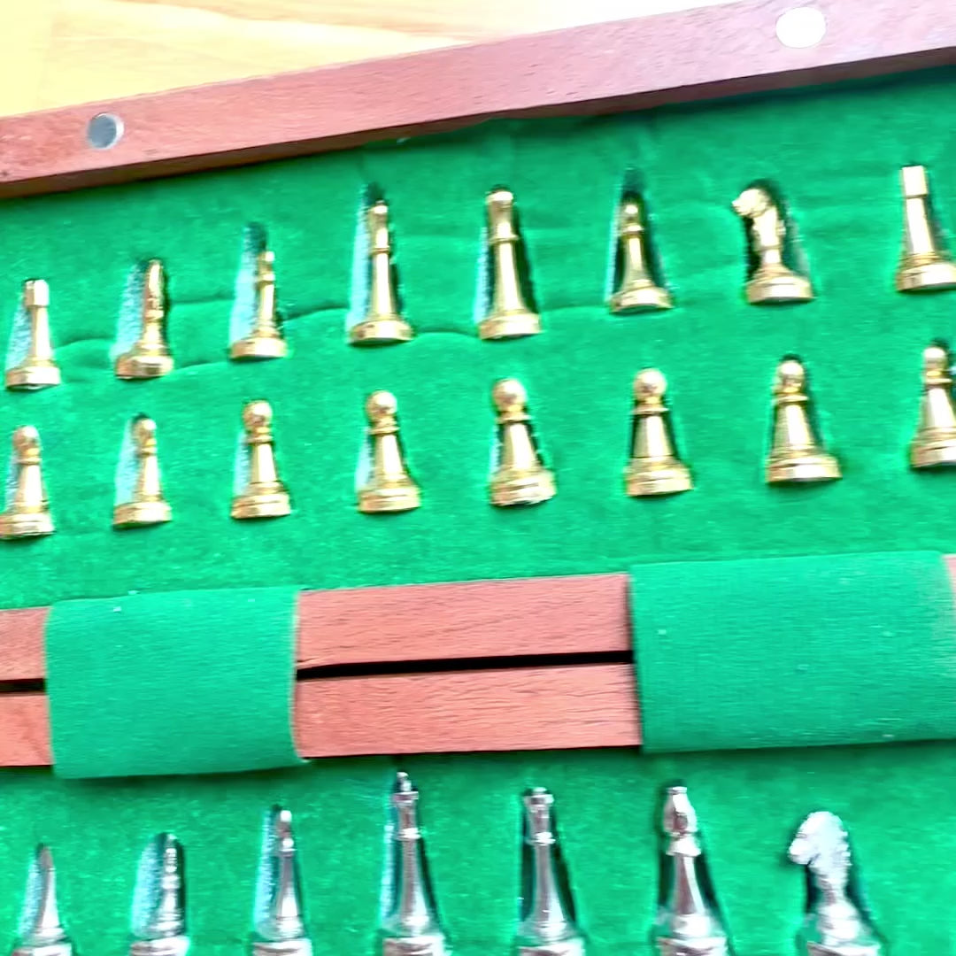 Magnetisch messing schaakspel in een houten doos met gepersonaliseerde gravure