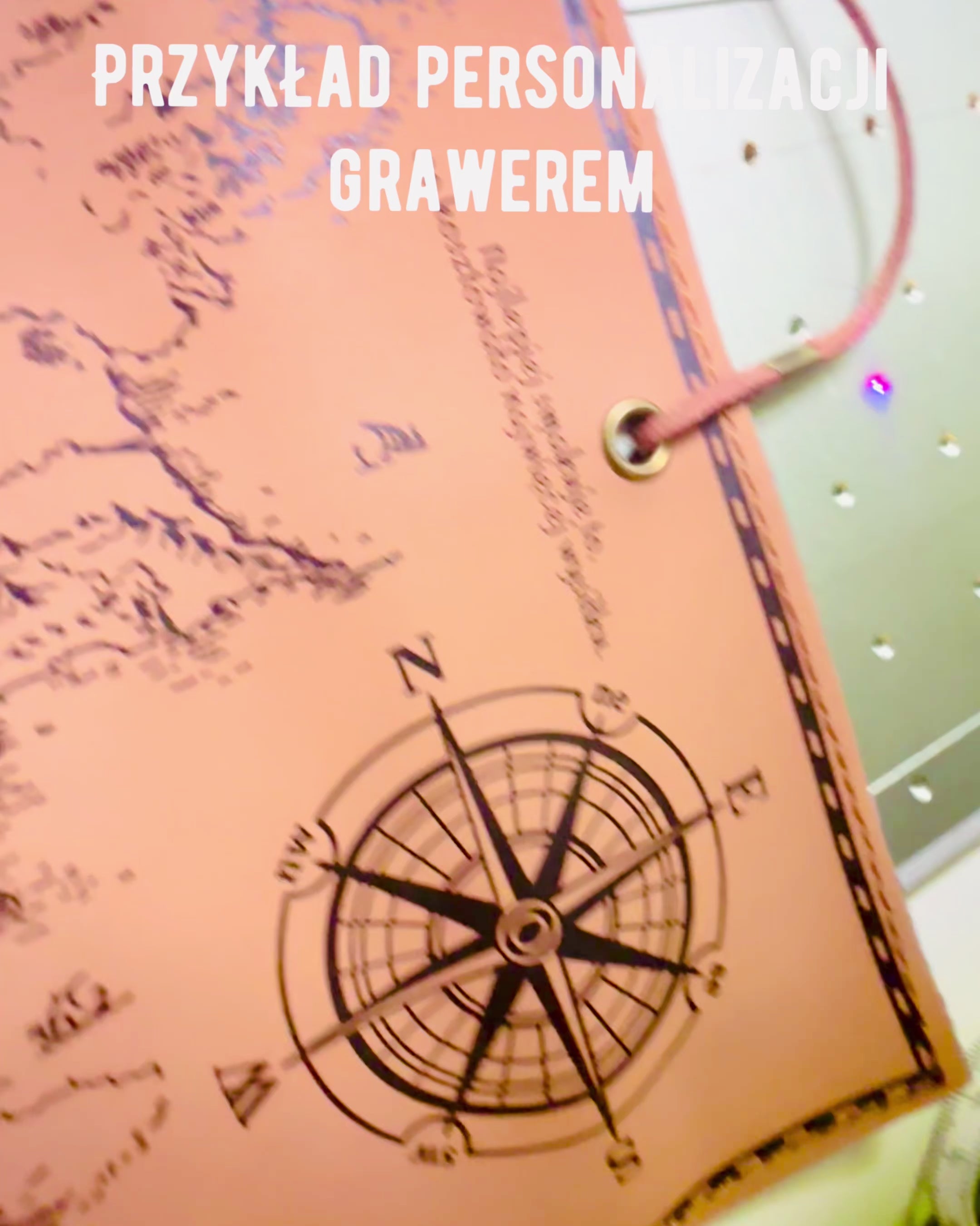 Retro Lichtbruin - matte, leren Reisetui in Reizigersstijl met Wereldkaart – Praktisch en Ruim. Personalisatie met gravure.