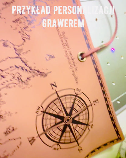 Retro Lichtbruin - matte, leren Reisetui in Reizigersstijl met Wereldkaart – Praktisch en Ruim. Personalisatie met gravure.