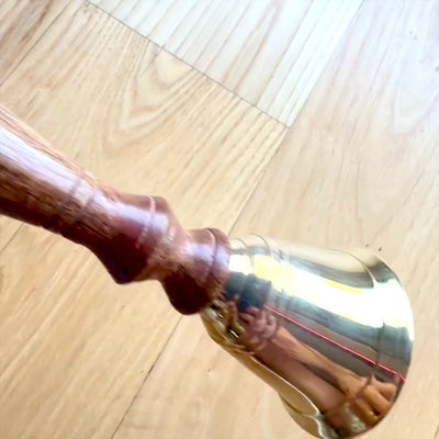 Retro messing handbel met houten handvat