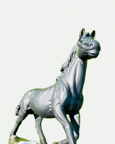 "Czarny Galop" - Elegante Paardenfiguur met Gravureoptie