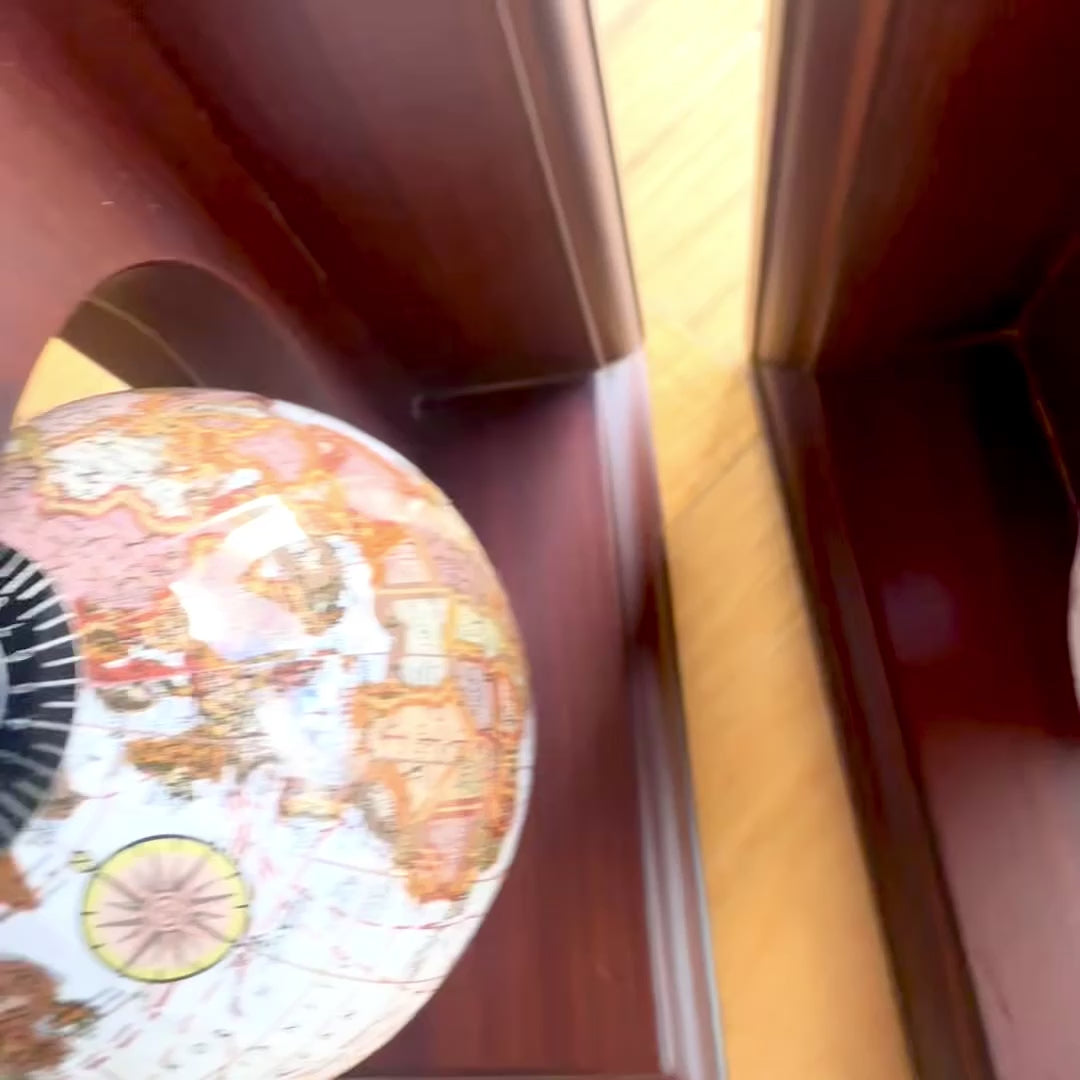 Stijlvolle boekensteunen met retro globes en gravure