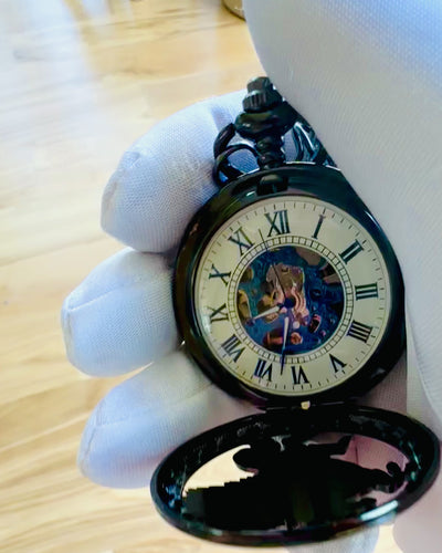 Zakhorloge "Equus Tempus" - Zwart met Paardenmotief, mogelijkheid tot personalisatie met gravure - witte wijzerplaat