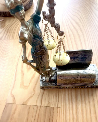 Statuet "Justicia 2" - Godin van de Rechtvaardigheid – Artistieke Decoratie voor op de Plank, Ambacht van Hars, personalisatie met gravure