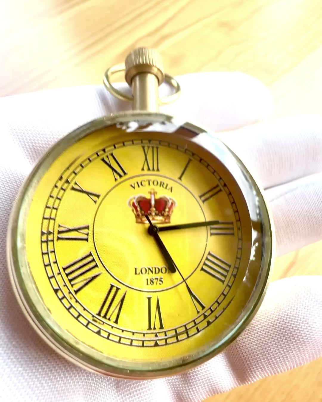 Zakhorloge "Victoria Crown" – Messing, Handgemaakt in India, 5 cm breed, Japans mechanisme, mogelijkheid tot personalisatie met gravure als cadeau