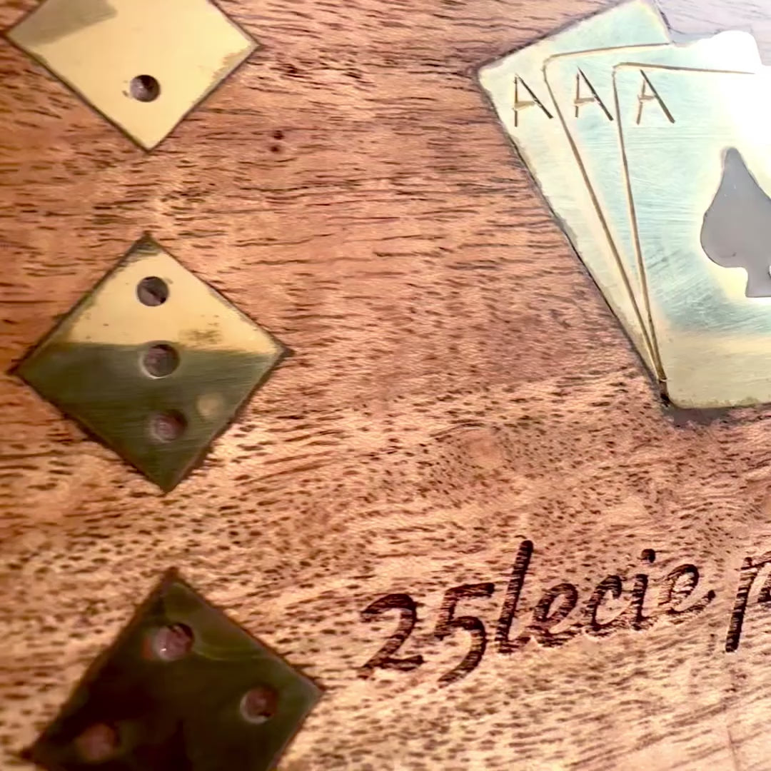 Elegante spelset met twee kaartspellen en dobbelstenen in houten doos met messing versieringen - gepersonaliseerde gravure