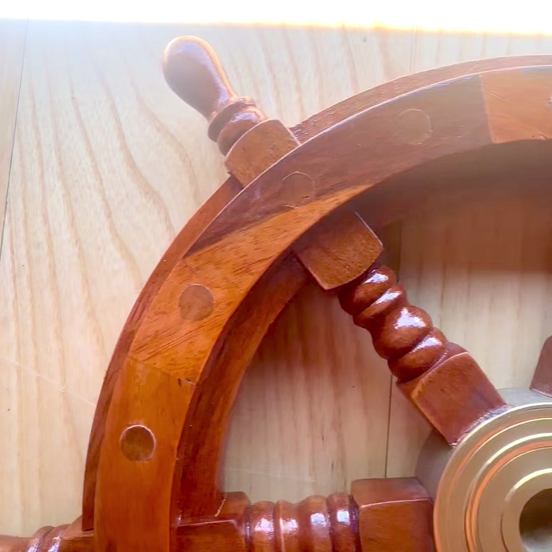 Houten stuurwiel met messing inzetstuk en ruimte voor een wig - diameter 30 cm - ideaal cadeau met mogelijkheid tot personalisatie met gravure - maritieme en retrostijl