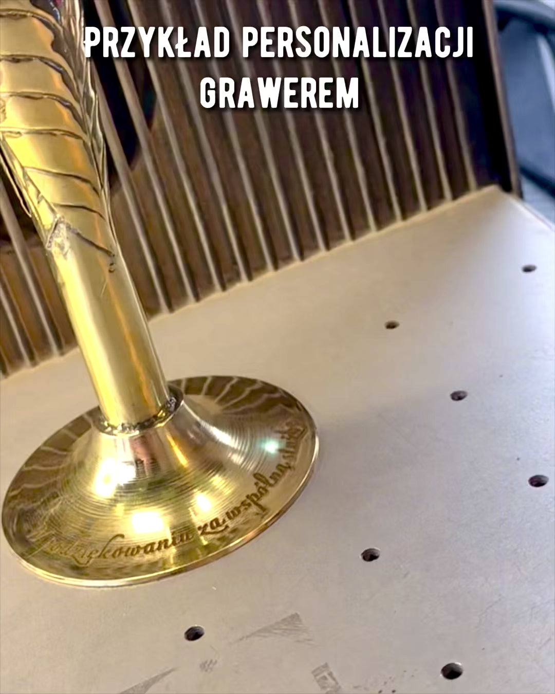 Glas „De Geest van het Ambacht” van buffelhoorn en messing – met de hand vervaardigd in India, 22 cm, mogelijkheid tot personalisatie met gravure als cadeau