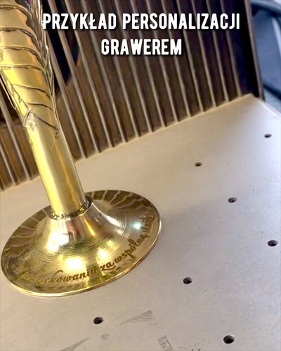 Glas „De Geest van het Ambacht” van buffelhoorn en messing – met de hand vervaardigd in India, 22 cm, mogelijkheid tot personalisatie met gravure als cadeau