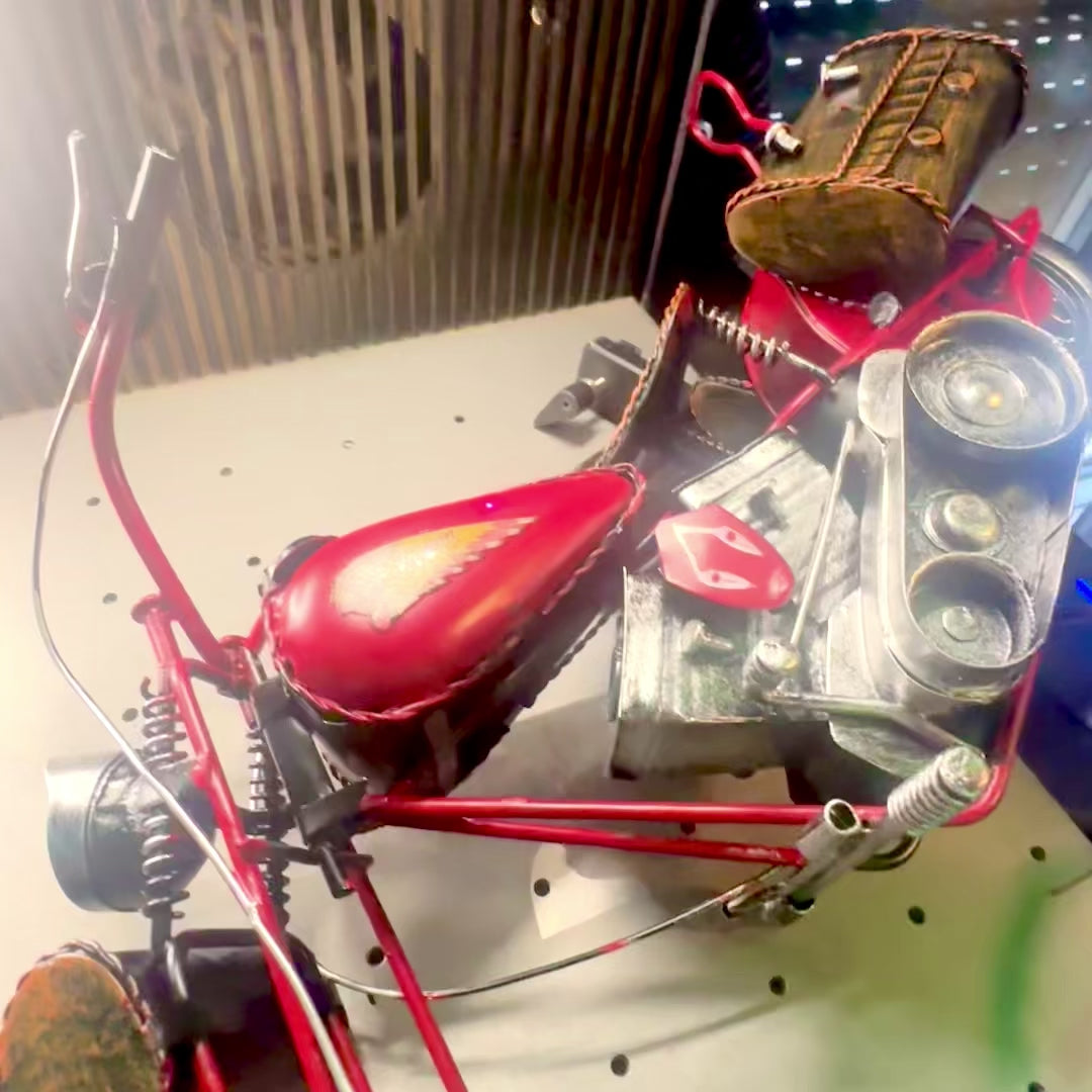 Groot metalen model van een klassieke choppermotor in rood met mogelijkheid tot personalisatie door gravure