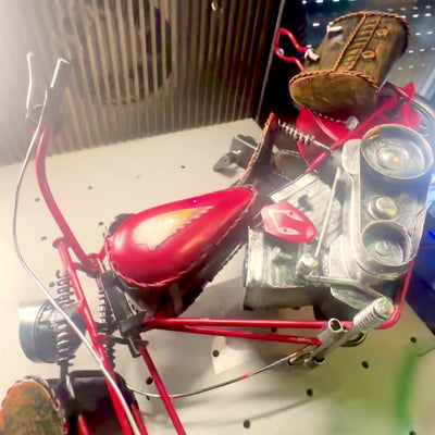 Groot metalen model van een klassieke choppermotor in rood met mogelijkheid tot personalisatie door gravure