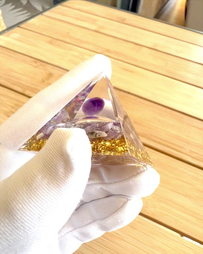 Orgonitische Energetische Piramide "Amethyst Star" met amethistkristallen