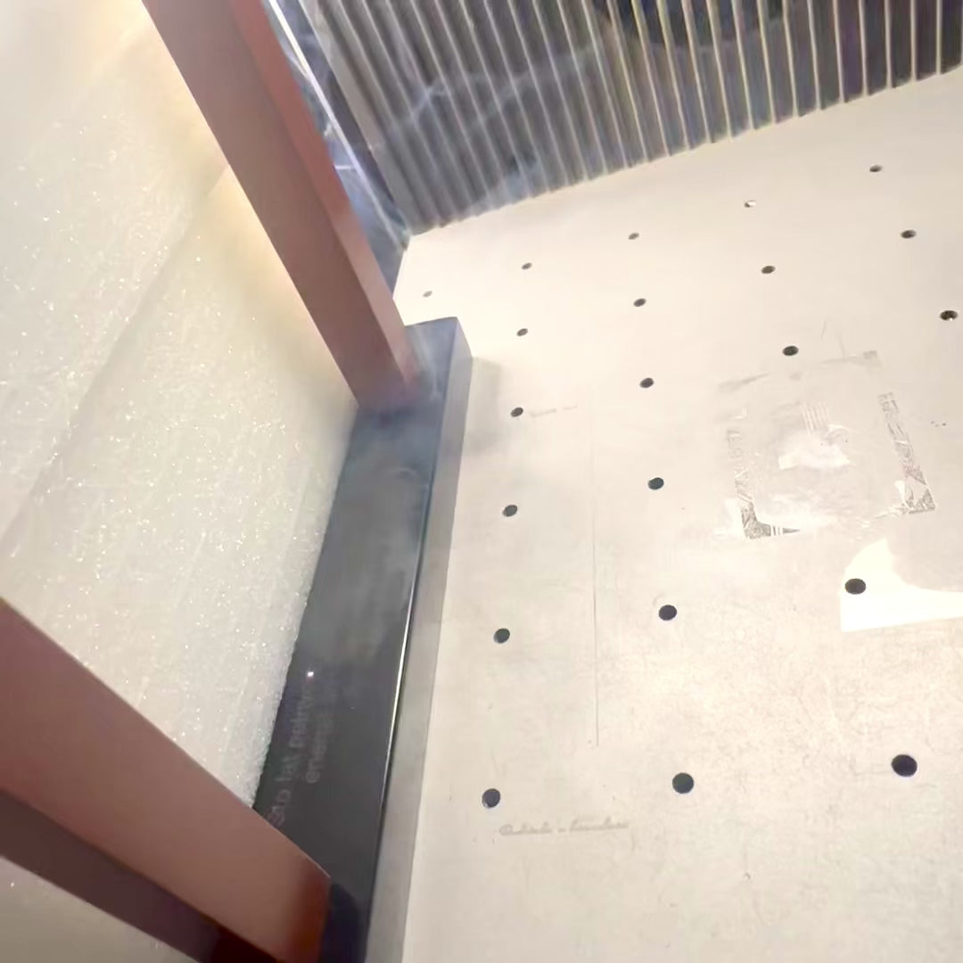 Elegante grote premium Newtonkogels op houten voet met mogelijkheid tot personalisatie door gravure