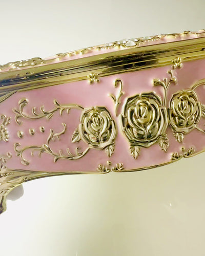 Elegante Roze Doos voor Zakdoekjes met Geëmbosseerde Rozen – Luxe Accent voor de Woonkamer, Hotel of Club