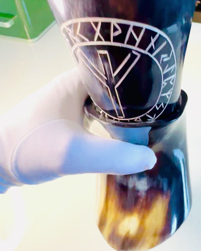 Hoornbeker "Viking Valor" - Handgegraveerd, Premium Kwaliteit - 4 varianten beschikbaar