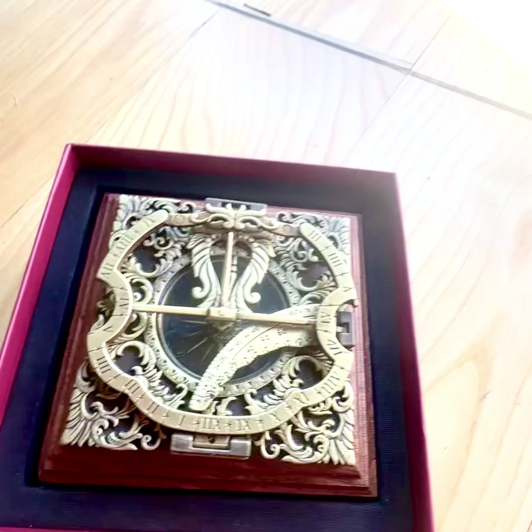 Messing zonnewijzer Habsburg H30 met mogelijkheid tot personalisatie met gravure, ideaal als cadeau, in elegante Augsburgse stijl, hoogte 10 cm, op houten voet