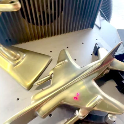 Metalen model van de Jaguar-straaljager in goudkleur, personaliseerbaar met gravure