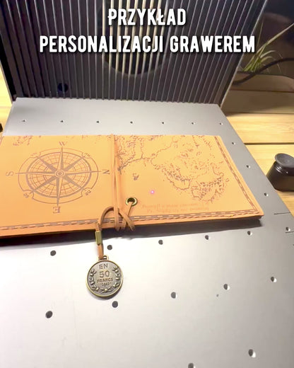 Retro Lichtbruin - matte, leren Reisetui in Reizigersstijl met Wereldkaart – Praktisch en Ruim. Personalisatie met gravure.