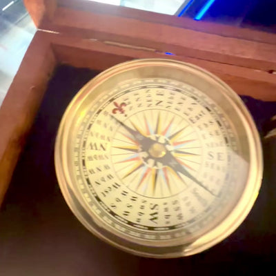 Cadeauset met messing kompas en verrekijker in elegante houten doos met gravure
