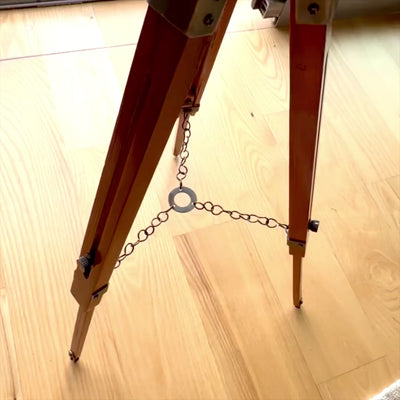 Elegante koloniale globe op houten driepoot NC2140 met verstelbare hoogte tot 78 cm, gelamineerde kaart in tinten wit en bruin, ideaal als cadeau met mogelijkheid tot personalisatie met gravure