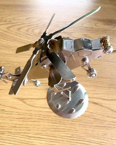 Metalen Model Helikopter „SkyRider” – Verstelbare Bureaustandaard met gepersonaliseerde gravure als cadeau