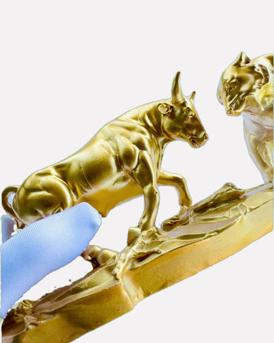 Duel van de Sterken - Decoratief Beeld Stier en Beer - mogelijkheid tot personalisatie met gravure - gouden kleur