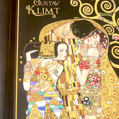 Laptopstandaard G. Klimt, Collage (CARMANI) met mogelijkheid tot personalisatie met gravure, ideaal als cadeau, afmetingen 30.5x40.5cm, stijlvol en comfortabel om op schoot te werken