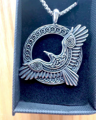 Amulet van de Stalen Valk - Ketting met gravure, geïnspireerd door Keltische kunst, als cadeau