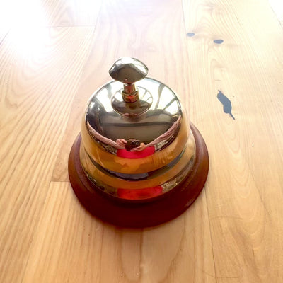 Messing hotelgong op houten voet TB27/4 met mogelijkheid tot personalisatie met gravure, elegant cadeau in goud- en bruintinten, hoogte 11 cm, diameter 12 cm